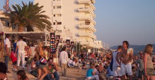 Párty na pláži pri mori na Ibize / Malorka.sk