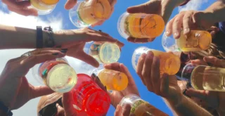 Keď alkohol spája... / Malorka.sk