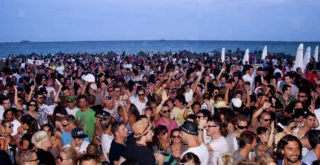 Párty na pláži na ostrove Ibiza / Malorka.sk